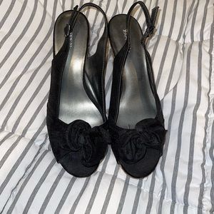 Black wedges